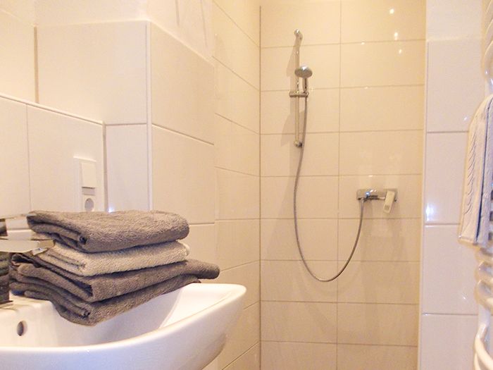 Doppelzimmer mit Dusche und WC im Haus Spinnrad